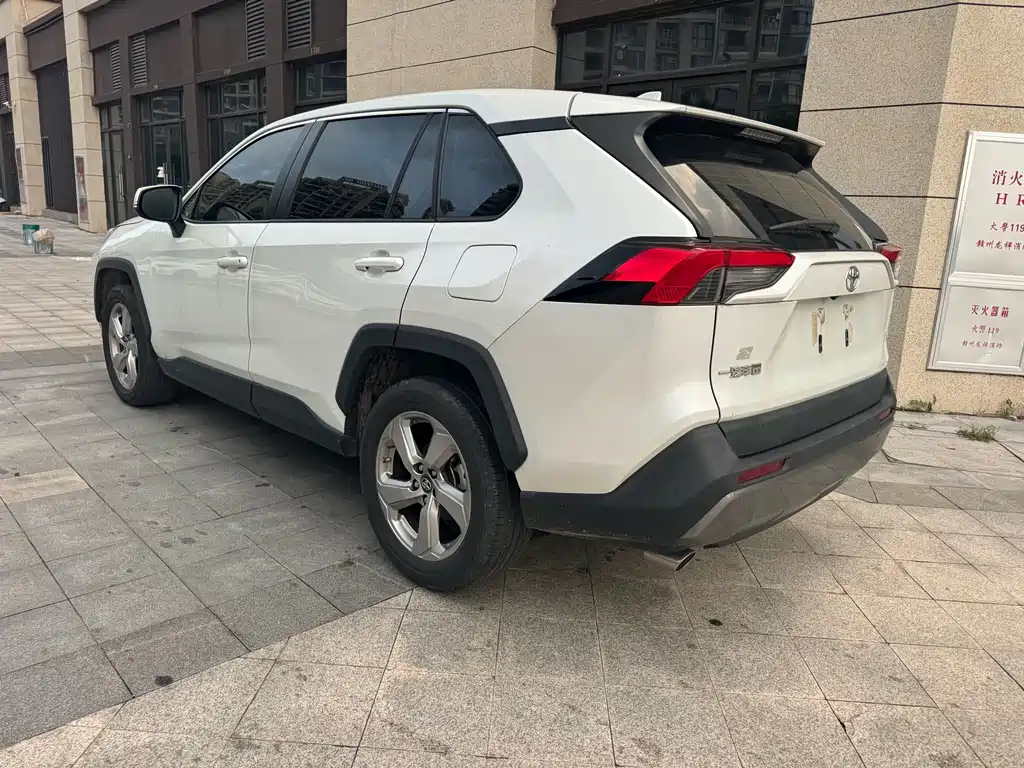 Toyota RAV4 — миниатюра 4
