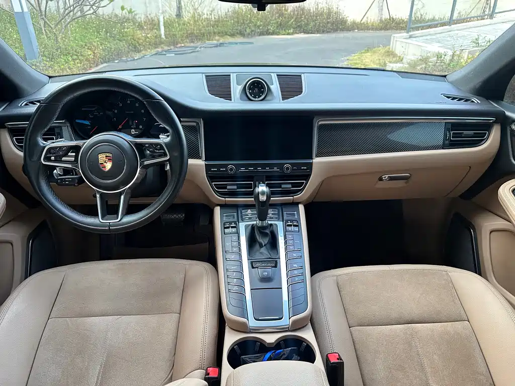 PORSCHE MACAN