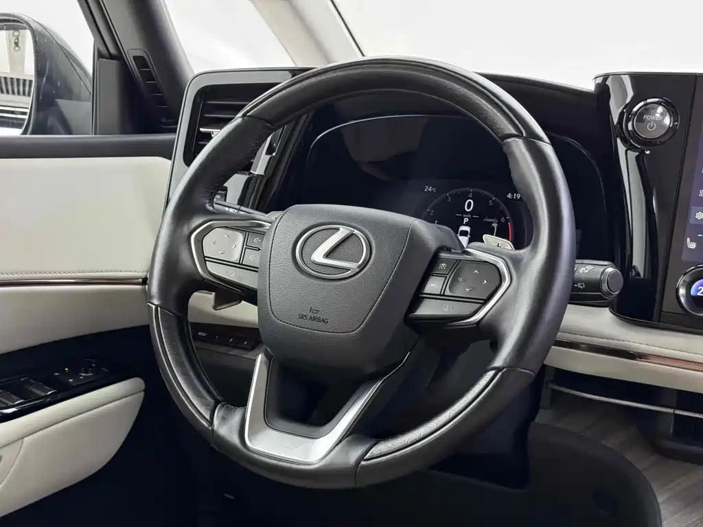 LEXUS  LM