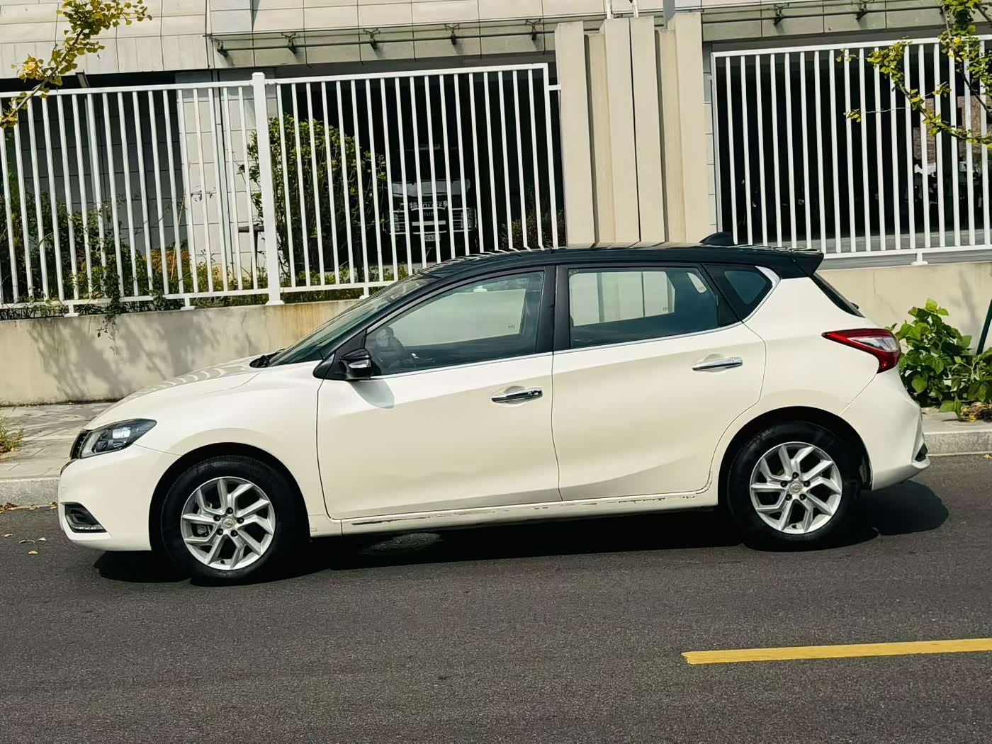Nissan Tiida 1.6 л 2021 г. Белый, пробег 42000 км