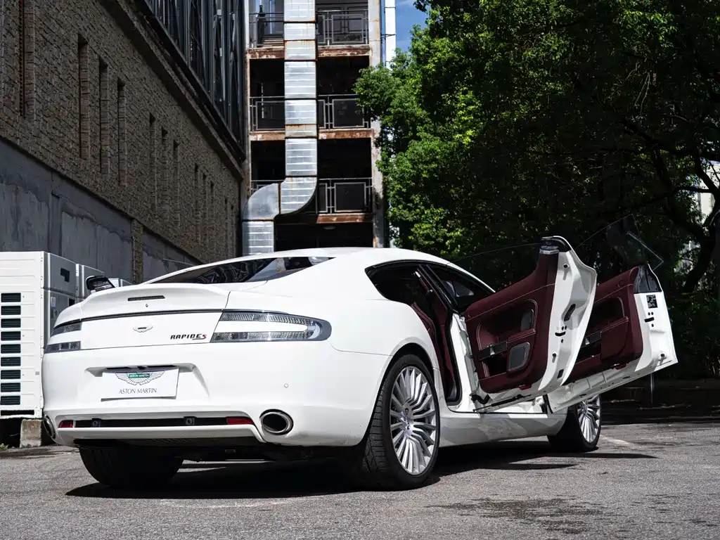 Aston Martin Rapide — миниатюра 17