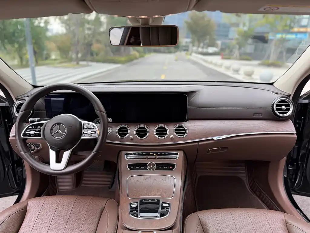 Mercedes-Benz E-Class — миниатюра 6
