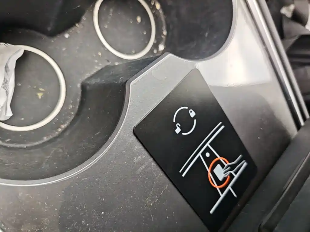 Tesla Model Y — миниатюра 9