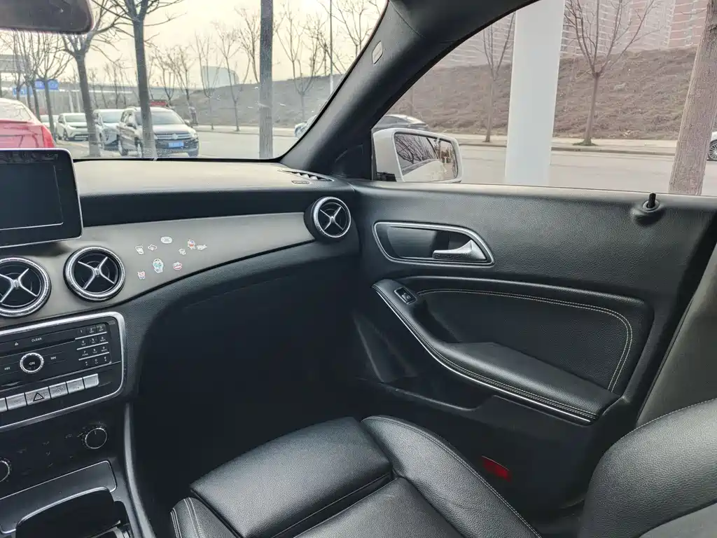 MERCEDES-BENZ CLA