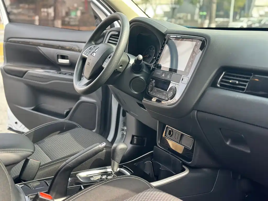 MITSUBISHI OUTLANDER