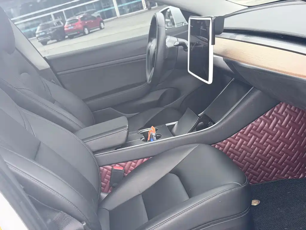 Tesla Model 3 — миниатюра 12