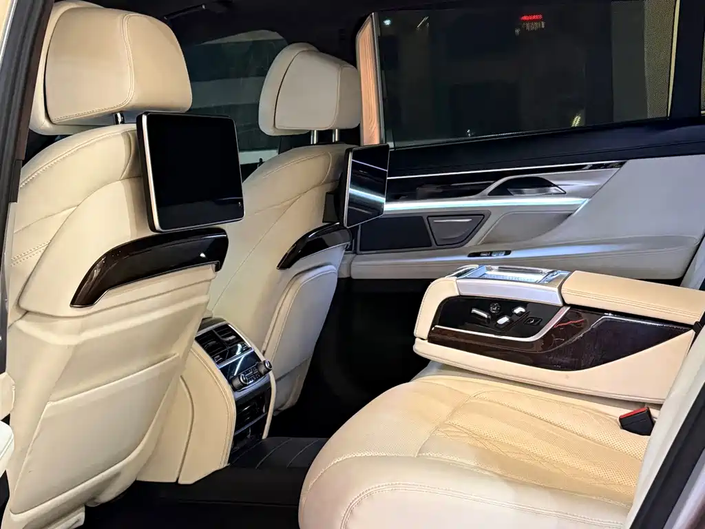 BMW 7 Series — миниатюра 8