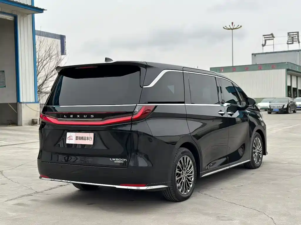 LEXUS LM