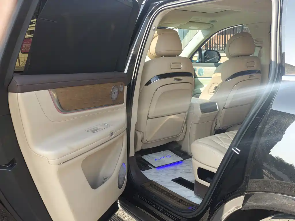 AITO ASK THE WORLD M9