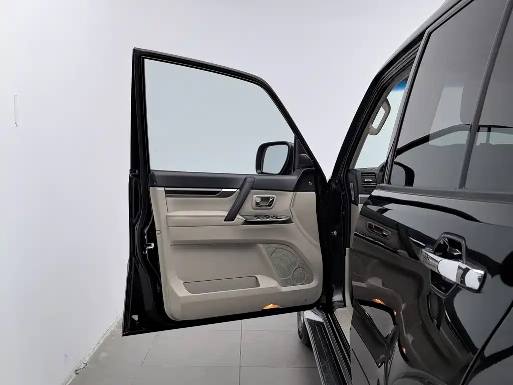 Mitsubishi Pajero (Import) — миниатюра 8