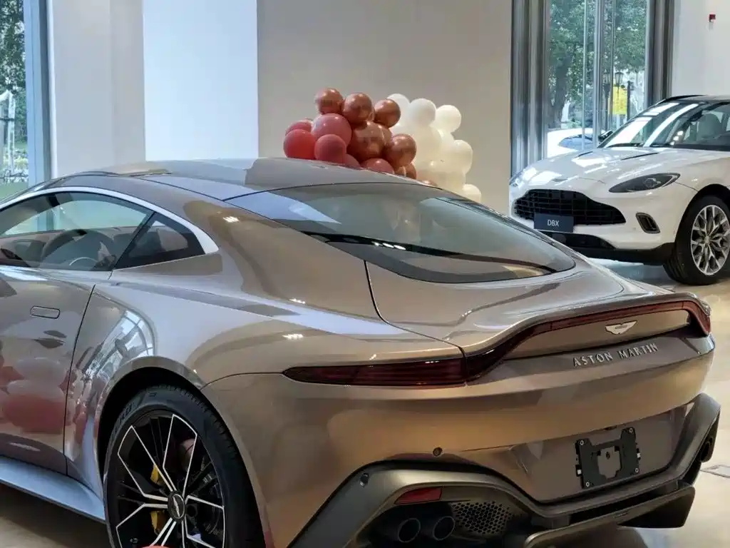 ASTON MARTIN V8 VANTAGE