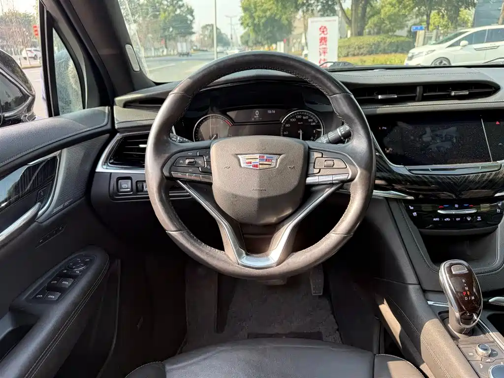 CADILLAC XT6