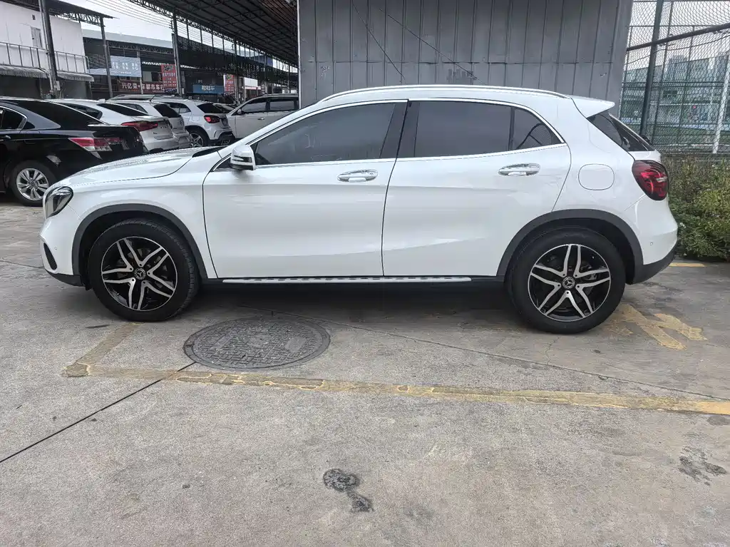 MERCEDES-BENZ GLA