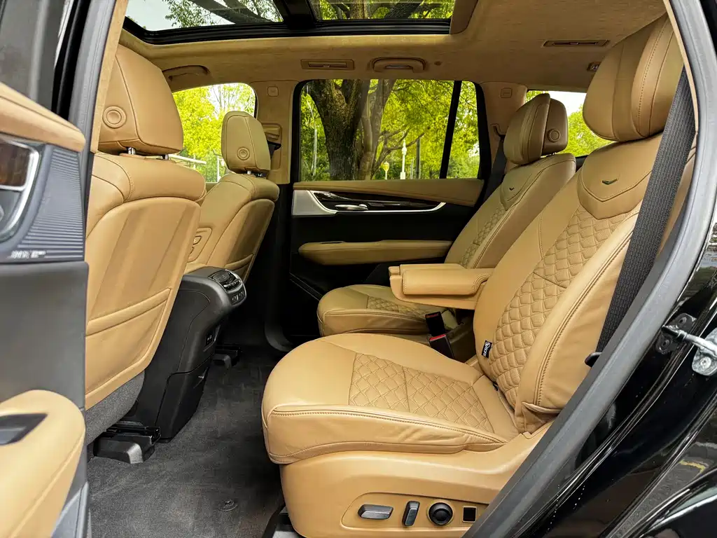 Cadillac XT6 2025 2.0T мест Executive