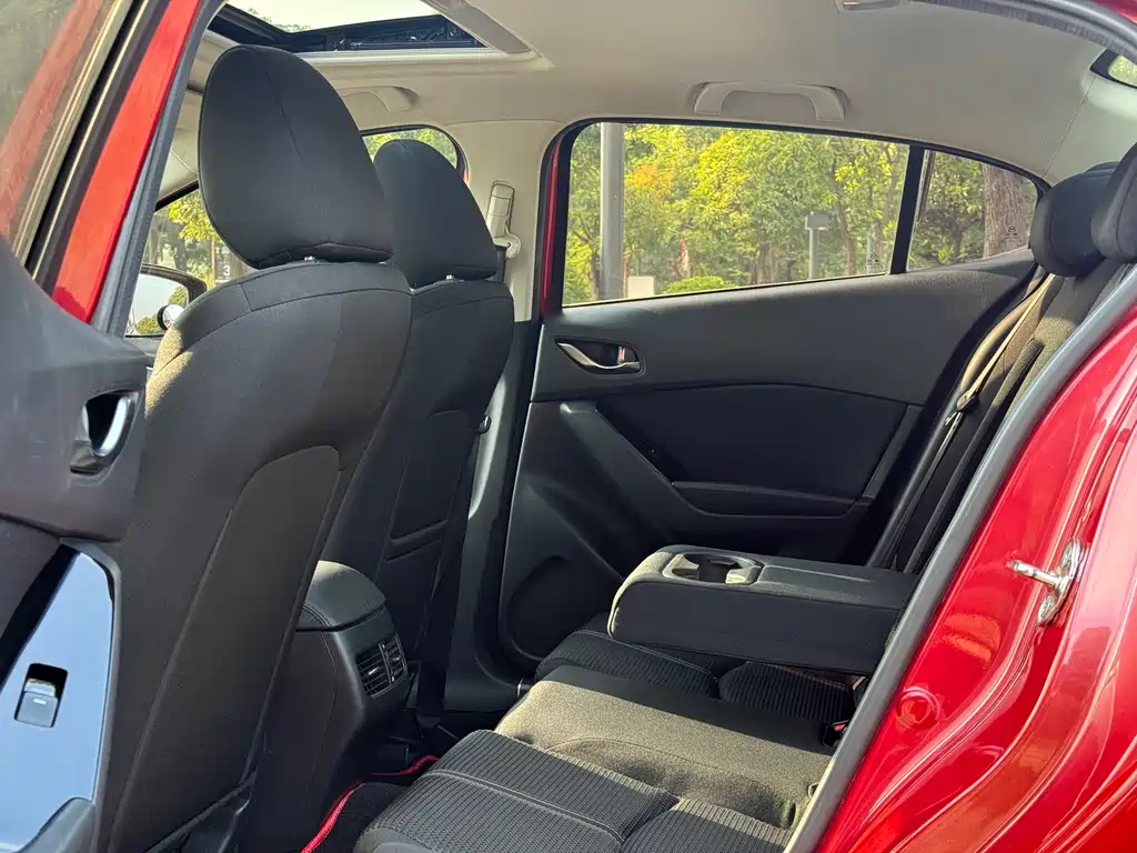 Mazda Mazda3 3 2017 1.5L AT Luxury V