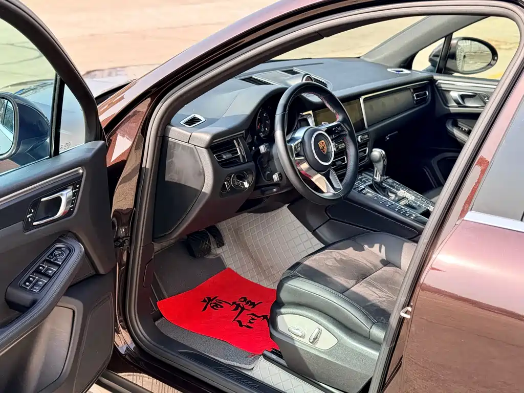 PORSCHE MACAN