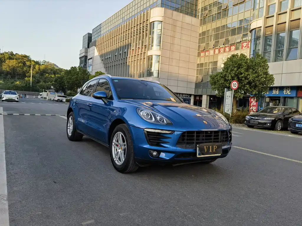 PORSCHE MACAN