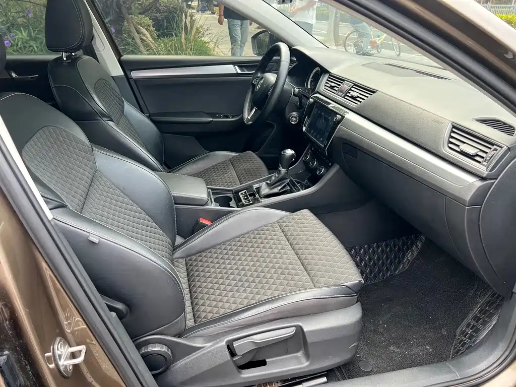 Skoda Superb — миниатюра 12
