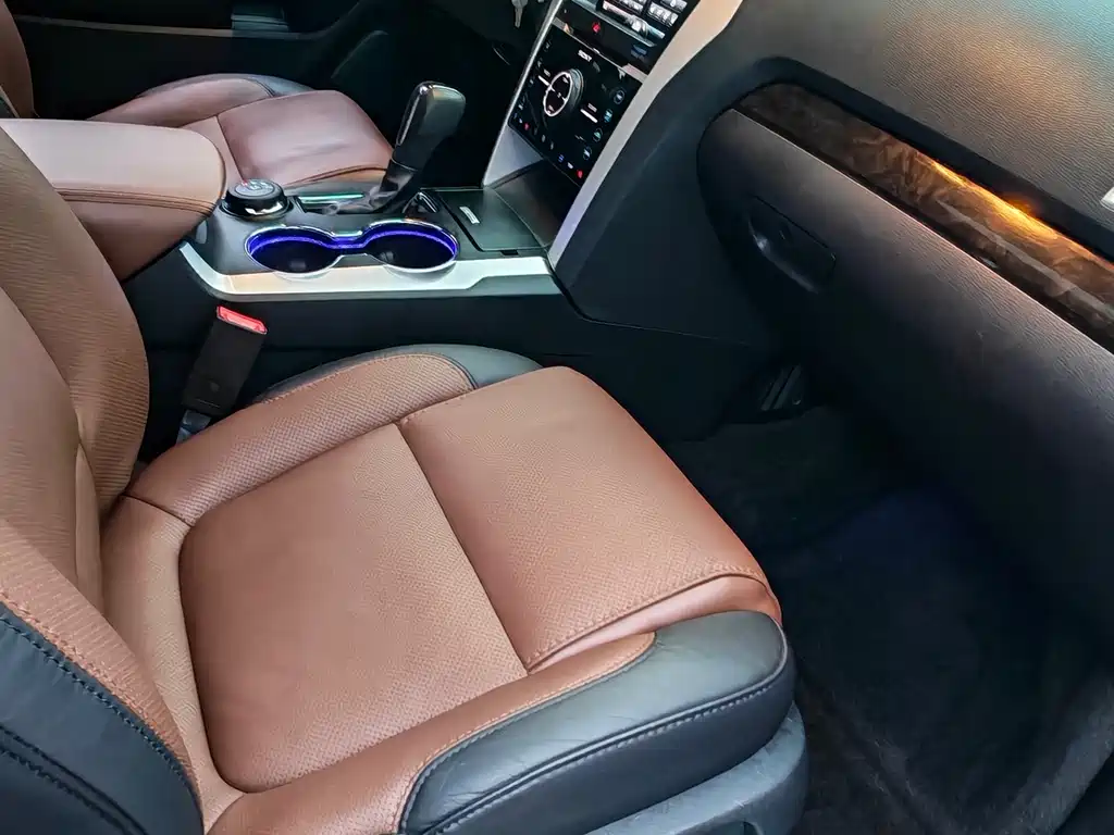 Ford Explorer (Import) — миниатюра 7