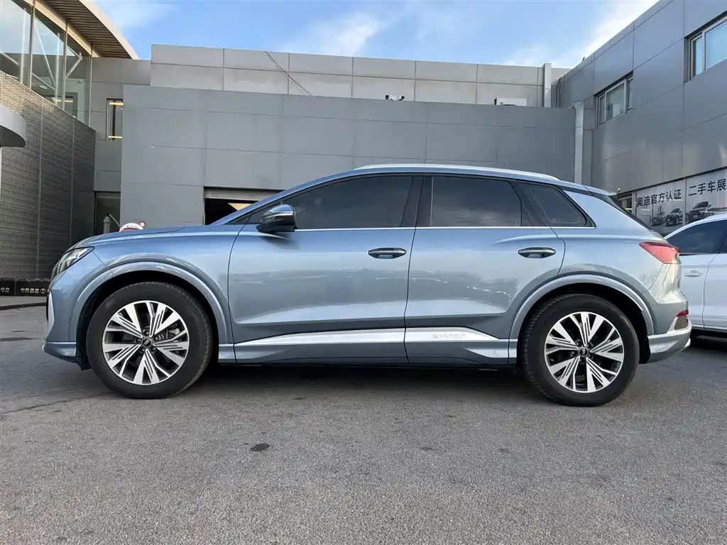 AUDI Q4 E TRON