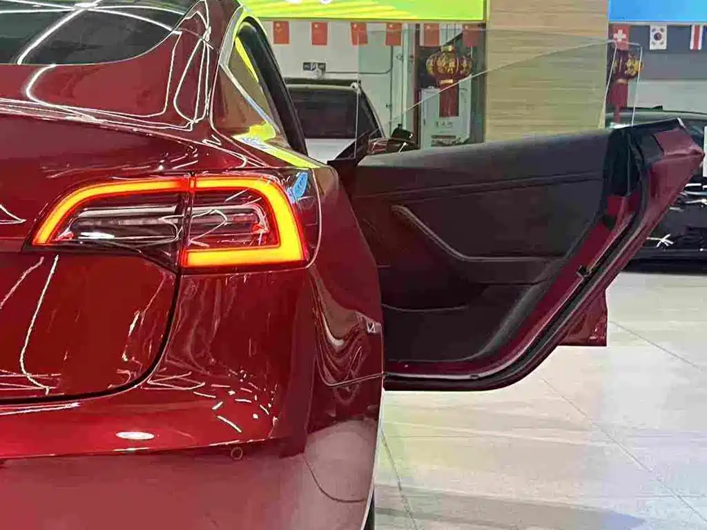 Tesla Model 3 — миниатюра 15