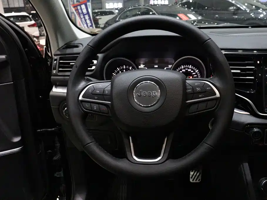 Jeep Grand Commander — миниатюра 13