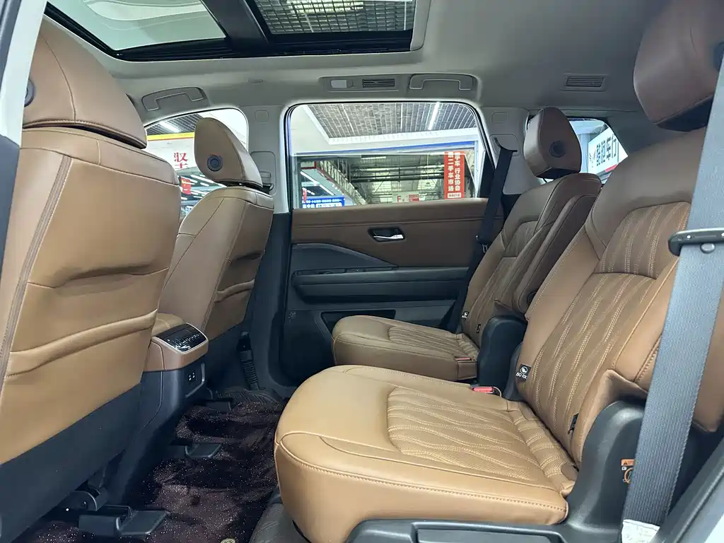 NISSAN EXPLORING THE LAND