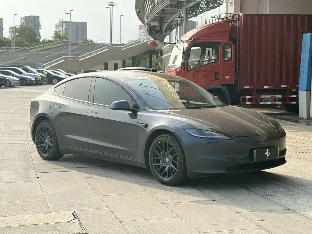 Tesla Model 3 — миниатюра 3