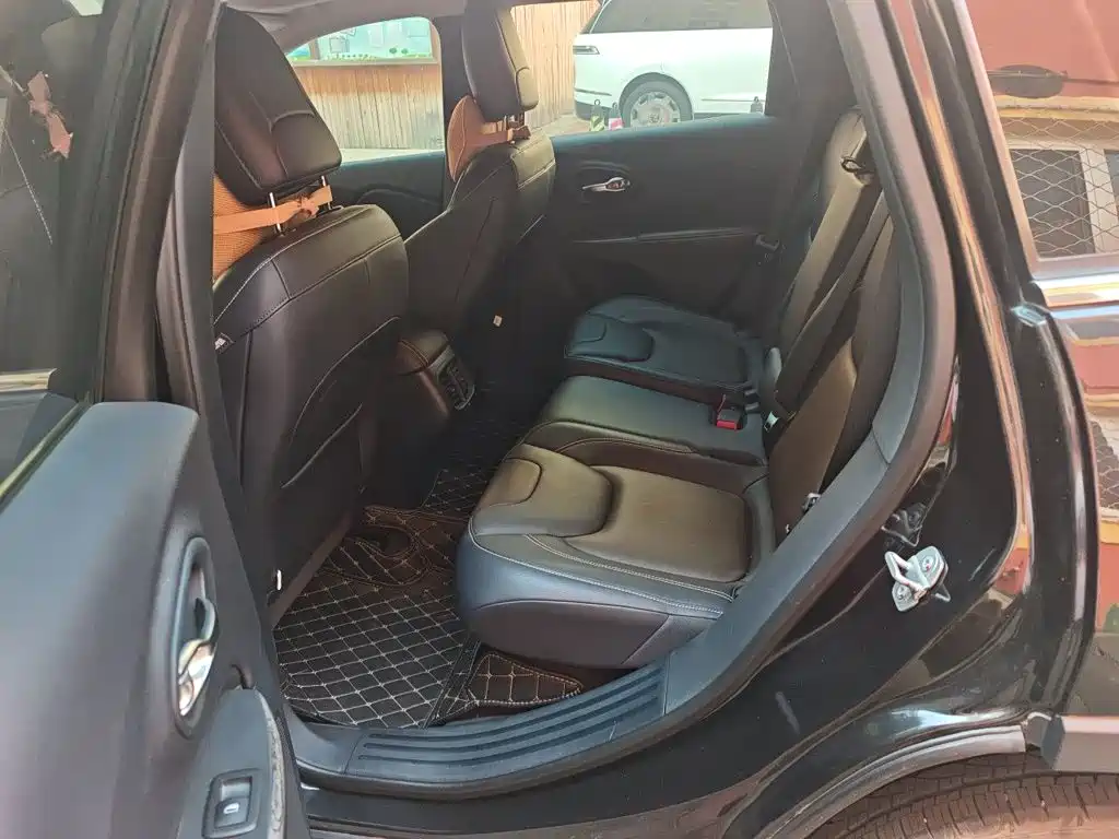 Jeep Cherokee — миниатюра 13