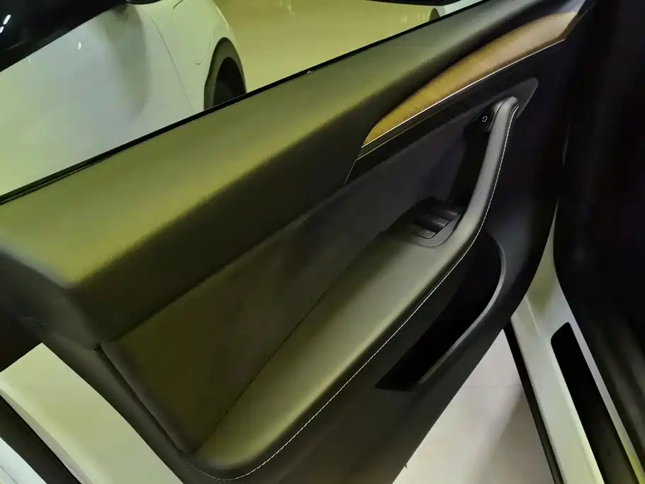 Tesla Model Y — миниатюра 7