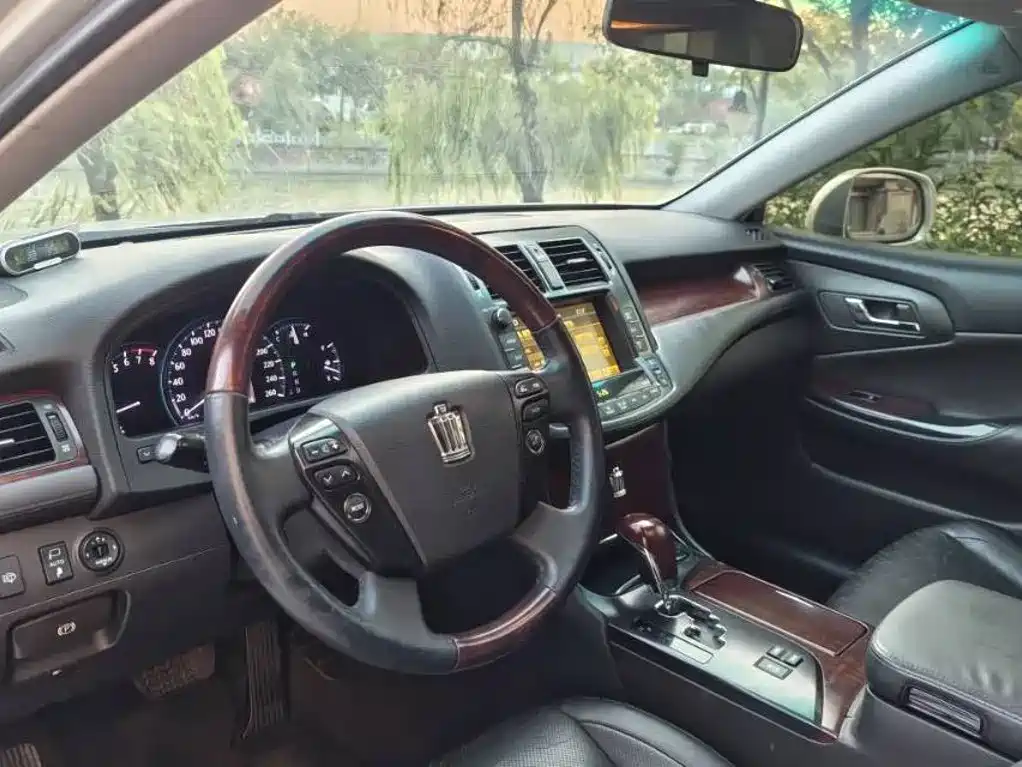 Toyota Crown — миниатюра 4