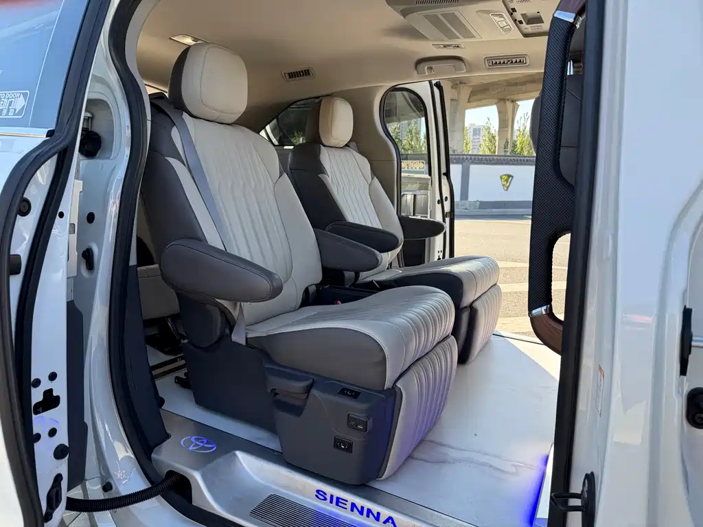 Toyota Sienna — миниатюра 18
