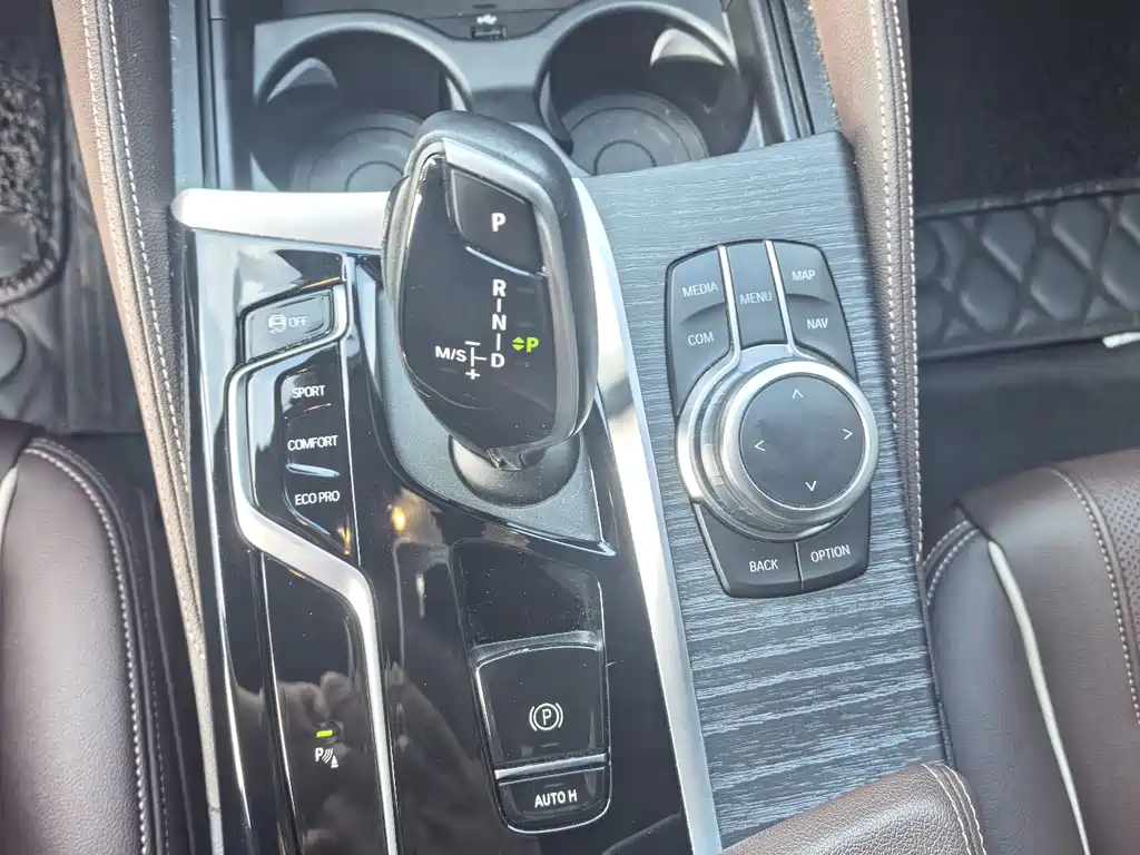 BMW 5 Series — миниатюра 8