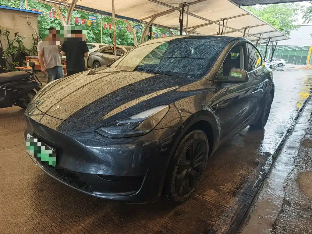 Tesla Model Y 2024