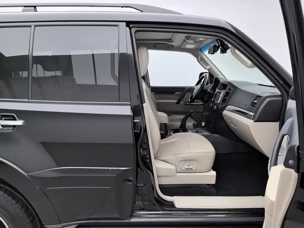 Mitsubishi Pajero (Import) — миниатюра 23