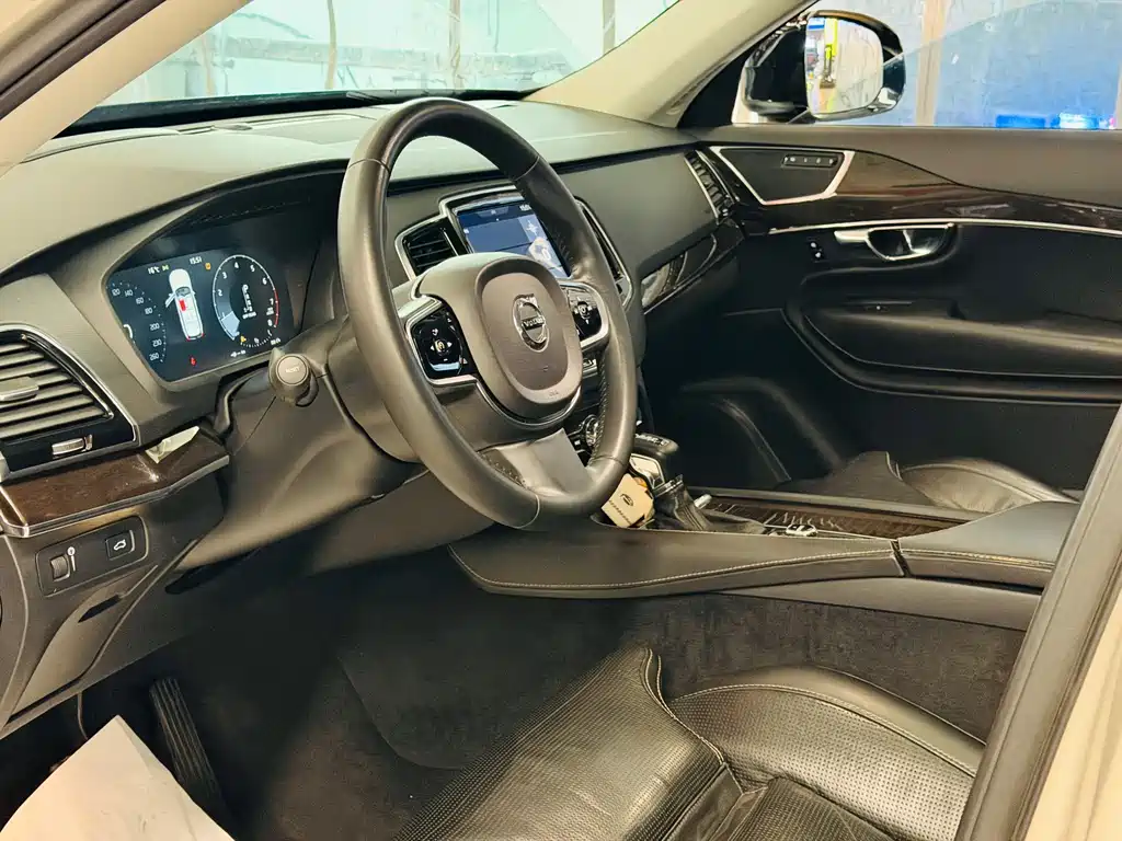Volvo XC90 2015 T6 5 мест