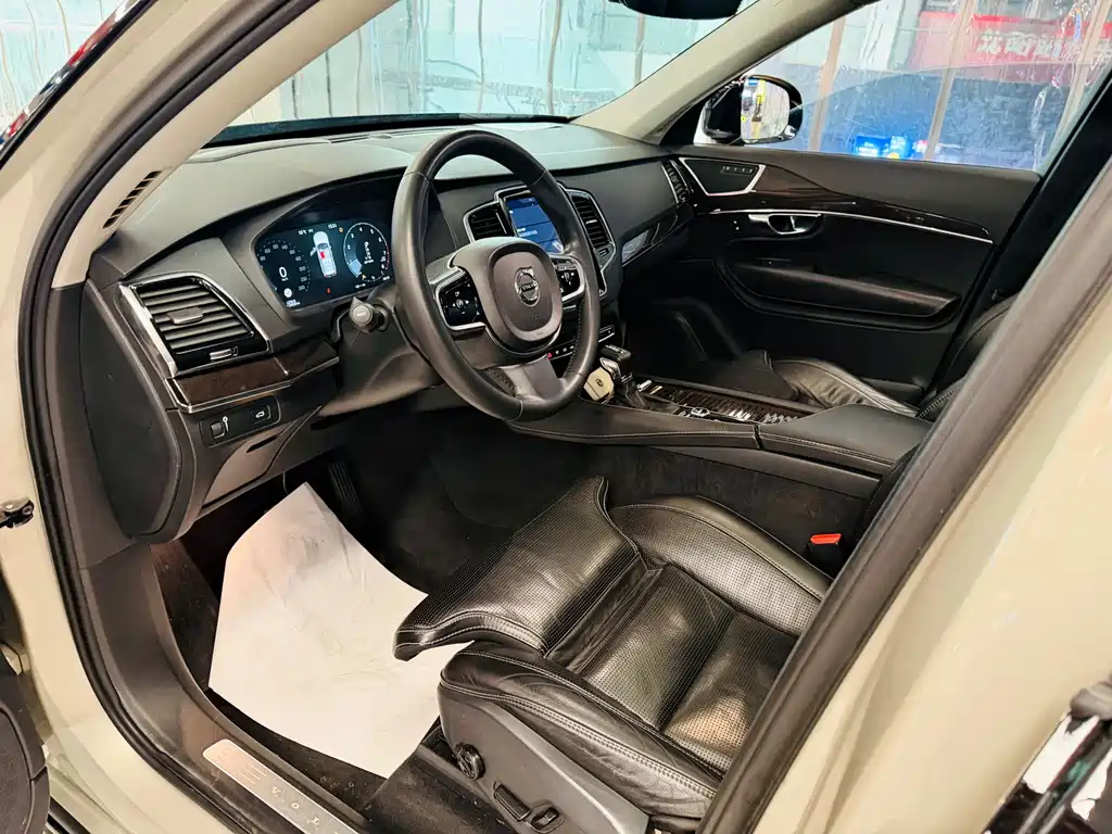 Volvo XC90 2015 T6 5 мест