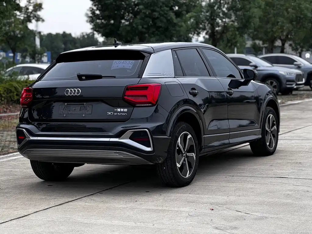 Audi Q2L e-tron — миниатюра 5
