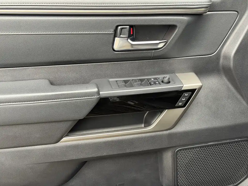 Toyota Sequoia — миниатюра 15