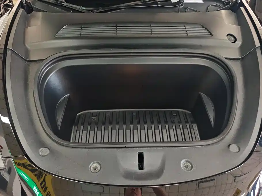 Tesla Model Y — миниатюра 10
