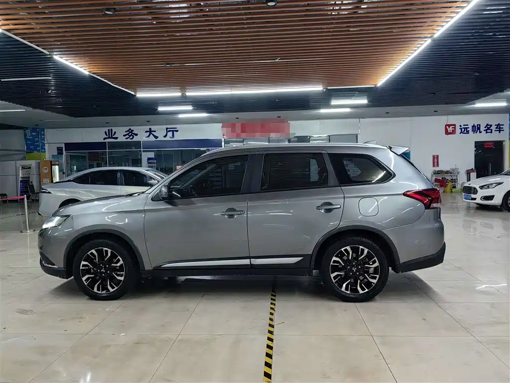 MITSUBISHI OUTLANDER
