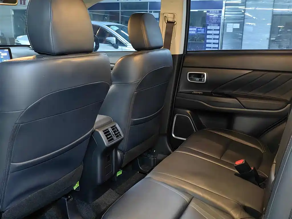 MITSUBISHI OUTLANDER