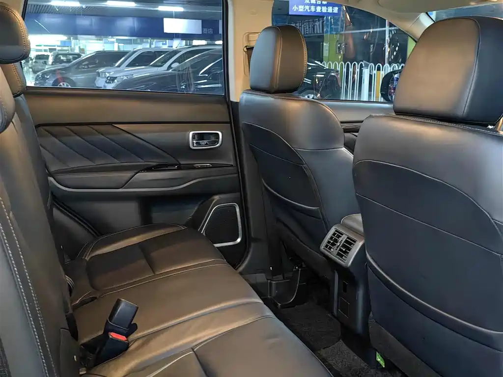 MITSUBISHI OUTLANDER