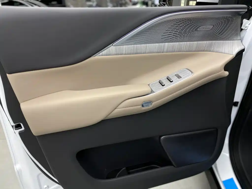XPeng X9 — миниатюра 17