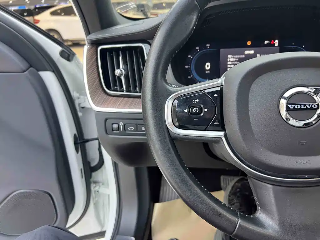 Volvo XC60 PHEV — миниатюра 4