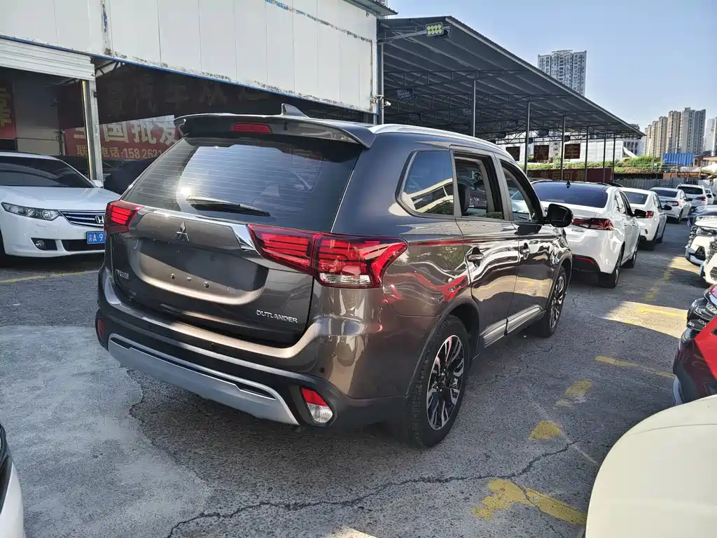 Mitsubishi Outlander — миниатюра 9