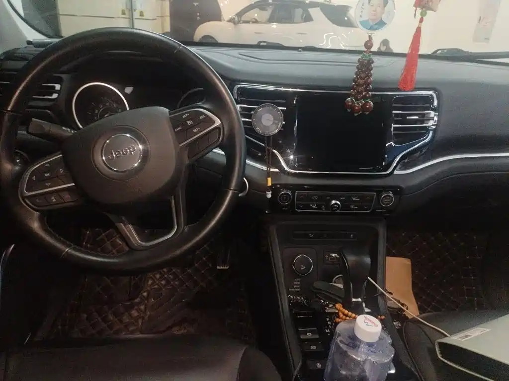 Jeep Grand Commander — миниатюра 5