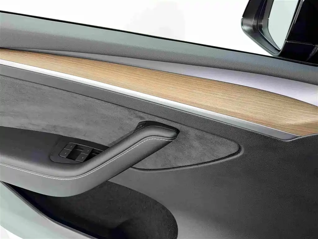 Tesla Model Y — миниатюра 8