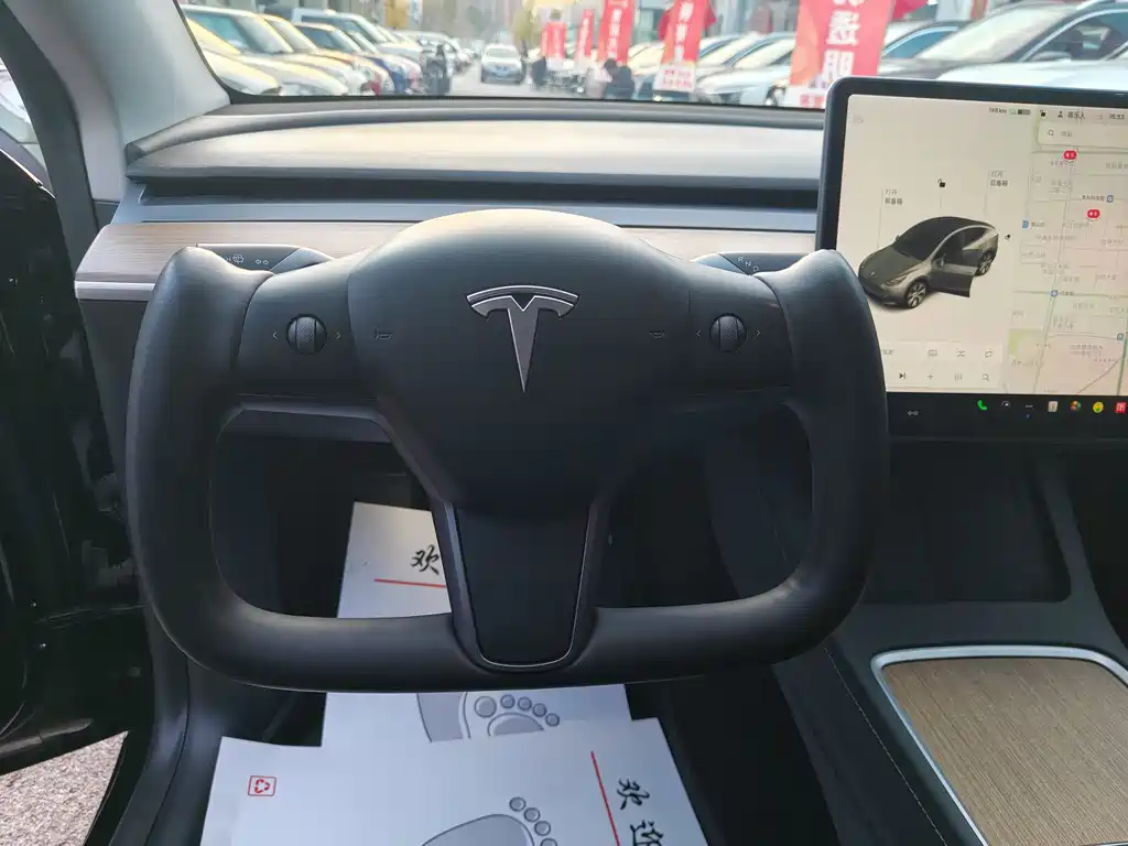 TESLA MODEL Y