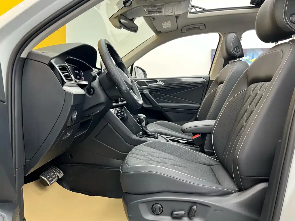 Volkswagen Tiguan L L 2023 330TSI AT R-Line